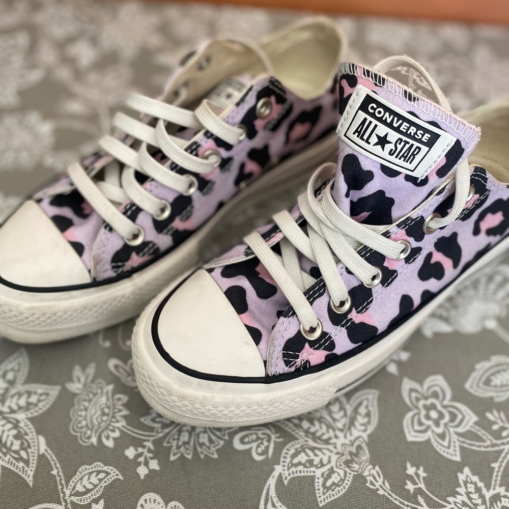 Women's White Chuck Taylor Low Lift Platform Lilac Leopard Print Sneakers-purple